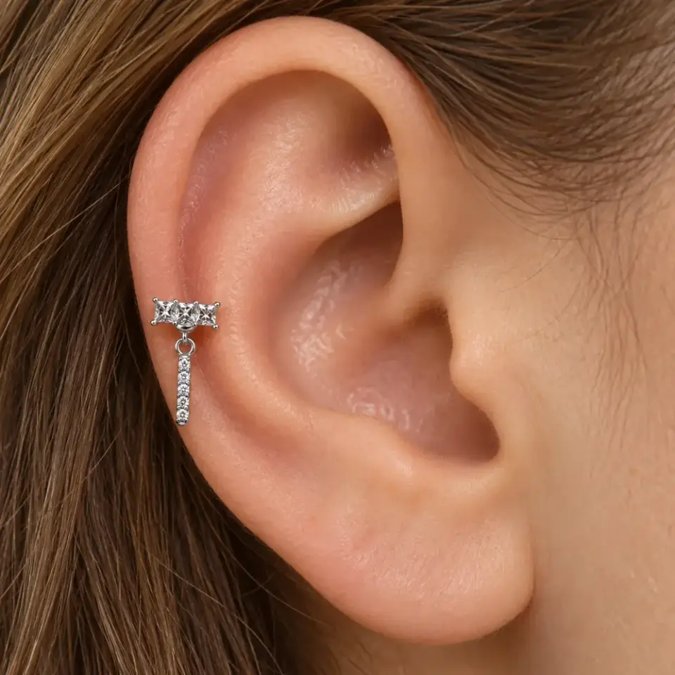 gece-sarkaci-helix-piercing-kulakta-durusu