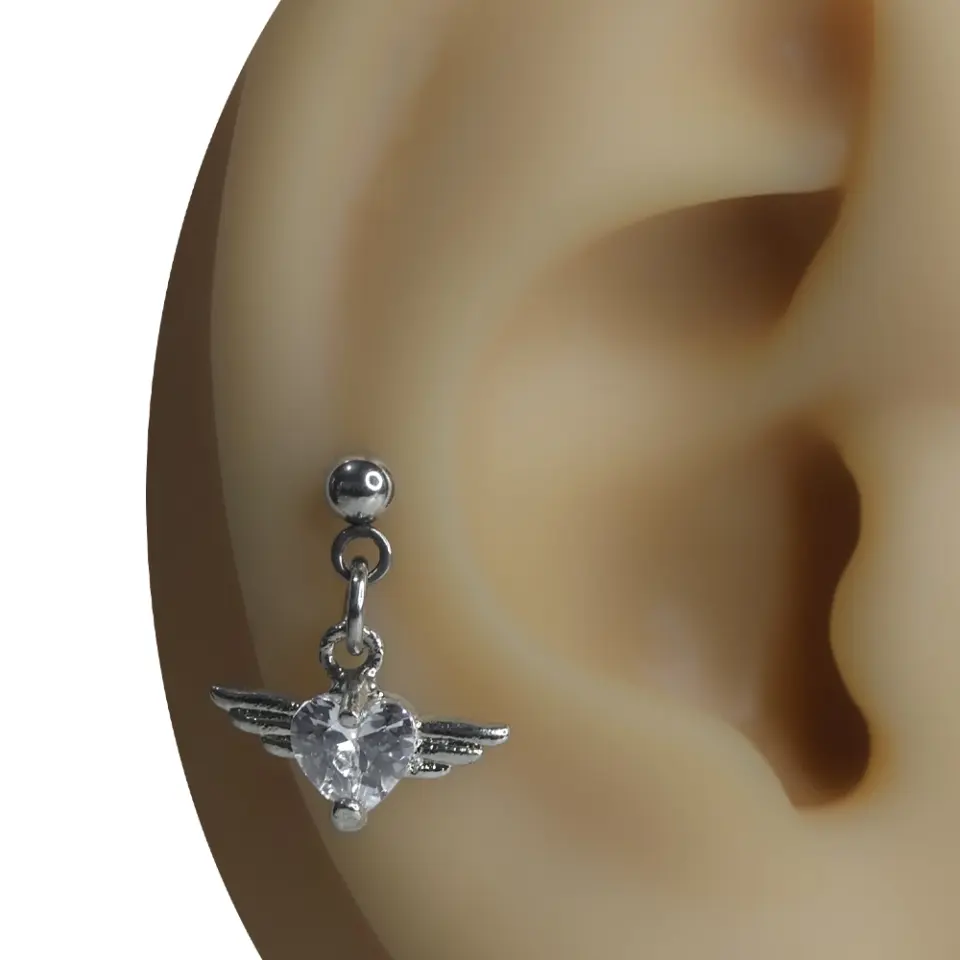 Kulak üzerinde sergilenen zirkon taşlı melek kanatlı kalp figürlü gümüş renk tragus helix kıkırdak piercing