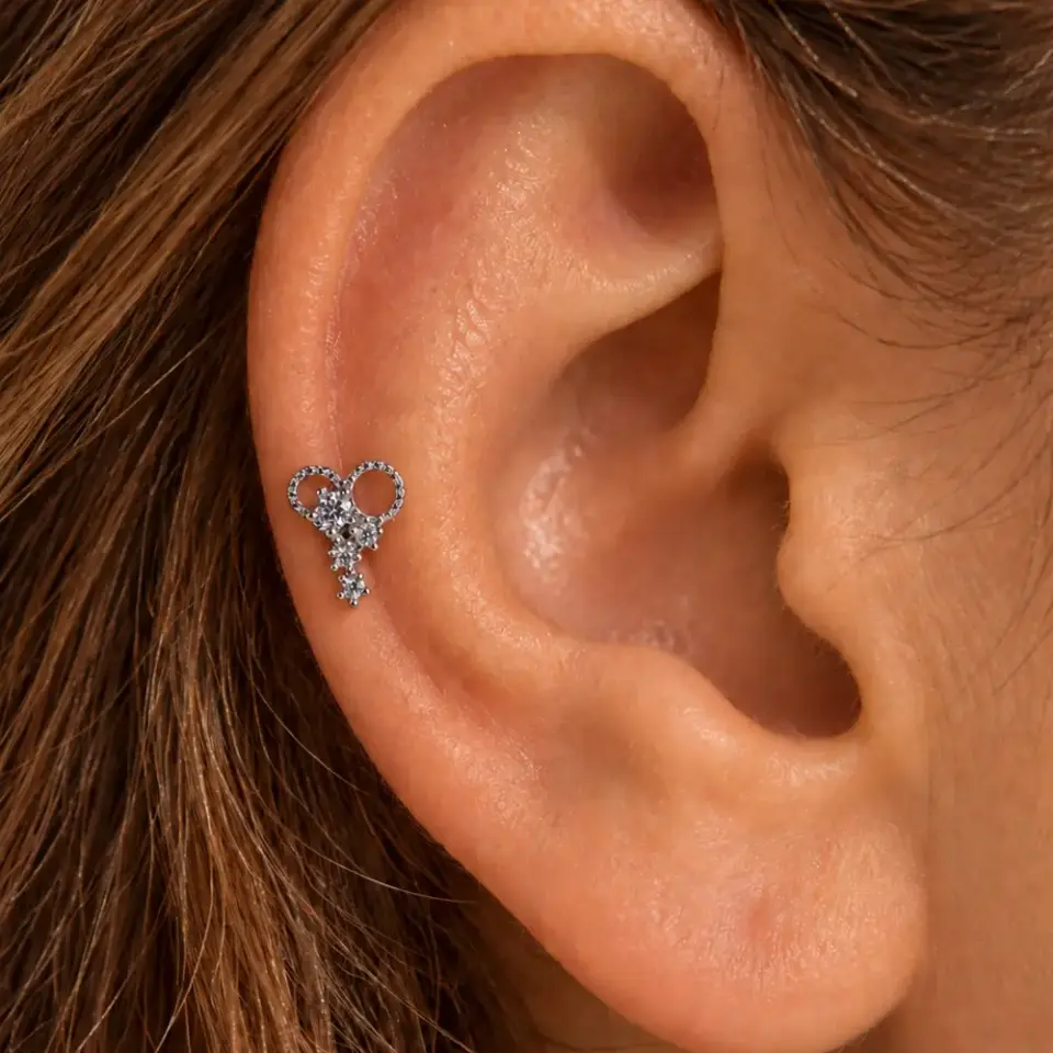 venus-taci-helix-piercing-kulakta-durusu