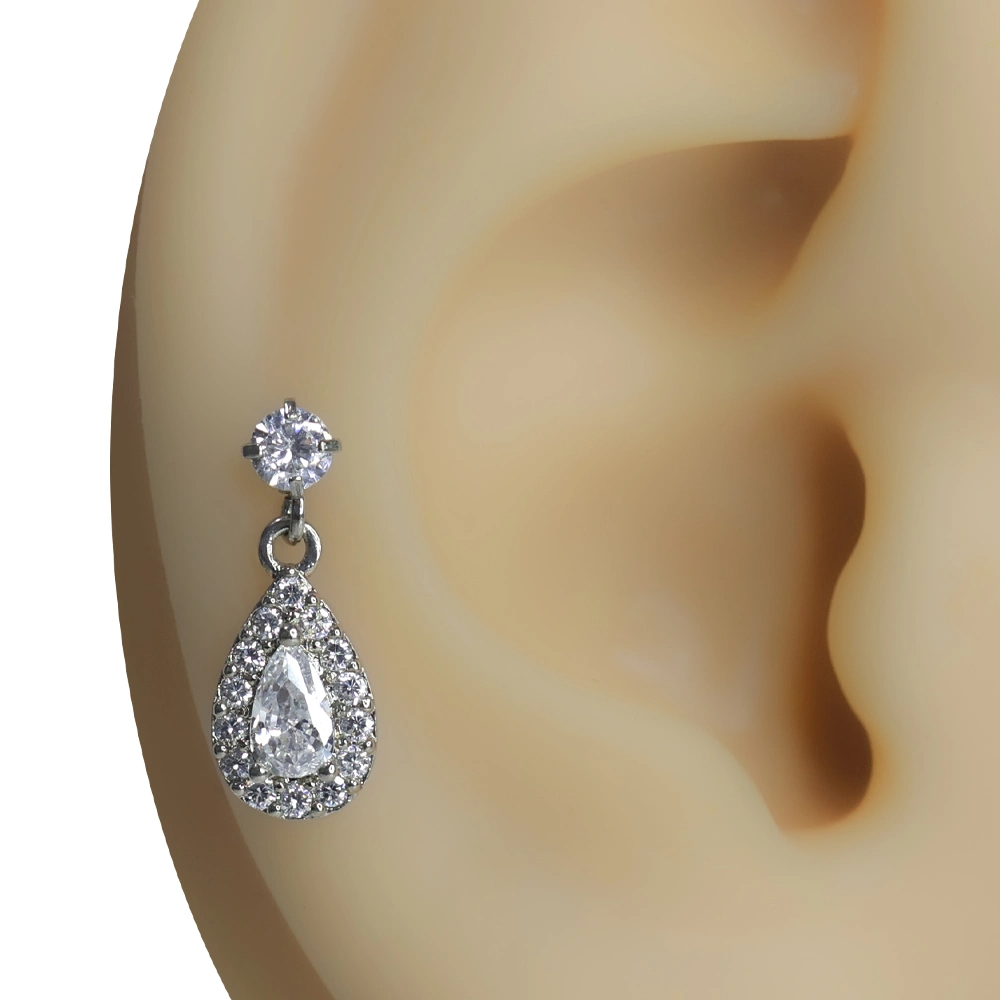 Kulak üzerinde sergilenen damla kesim zirkon taşlı gümüş renk tragus helix kıkırdak piercing