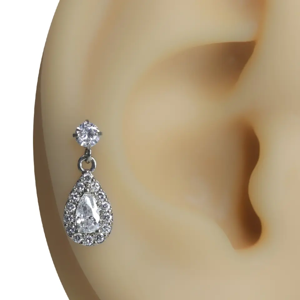 Kulak üzerinde sergilenen damla kesim zirkon taşlı gümüş renk tragus helix kıkırdak piercing