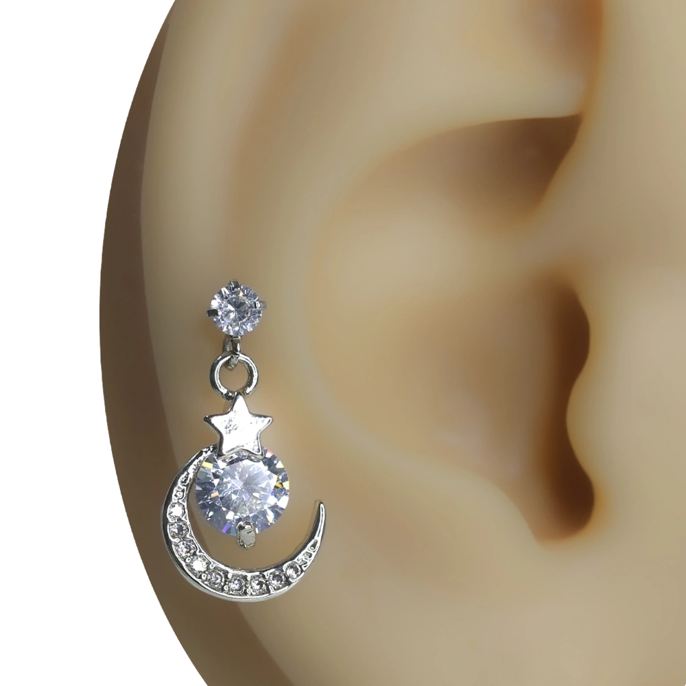 Kulak kıkırdağında sergilenen zirkon taşlı gümüş renk Sonsuz Gökyüzü piercing modeli