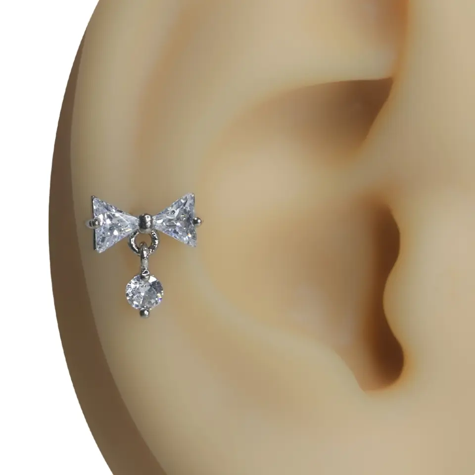 Kulak kıkırdağında sergilenen çiçek figürlü gümüş renk zirkon taşlı tragus helix kıkırdak piercing