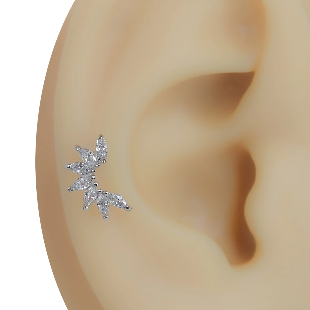 Kulak üzerinde sergilenen gümüş renk yelpaze model tragus helix kıkırdak piercing.