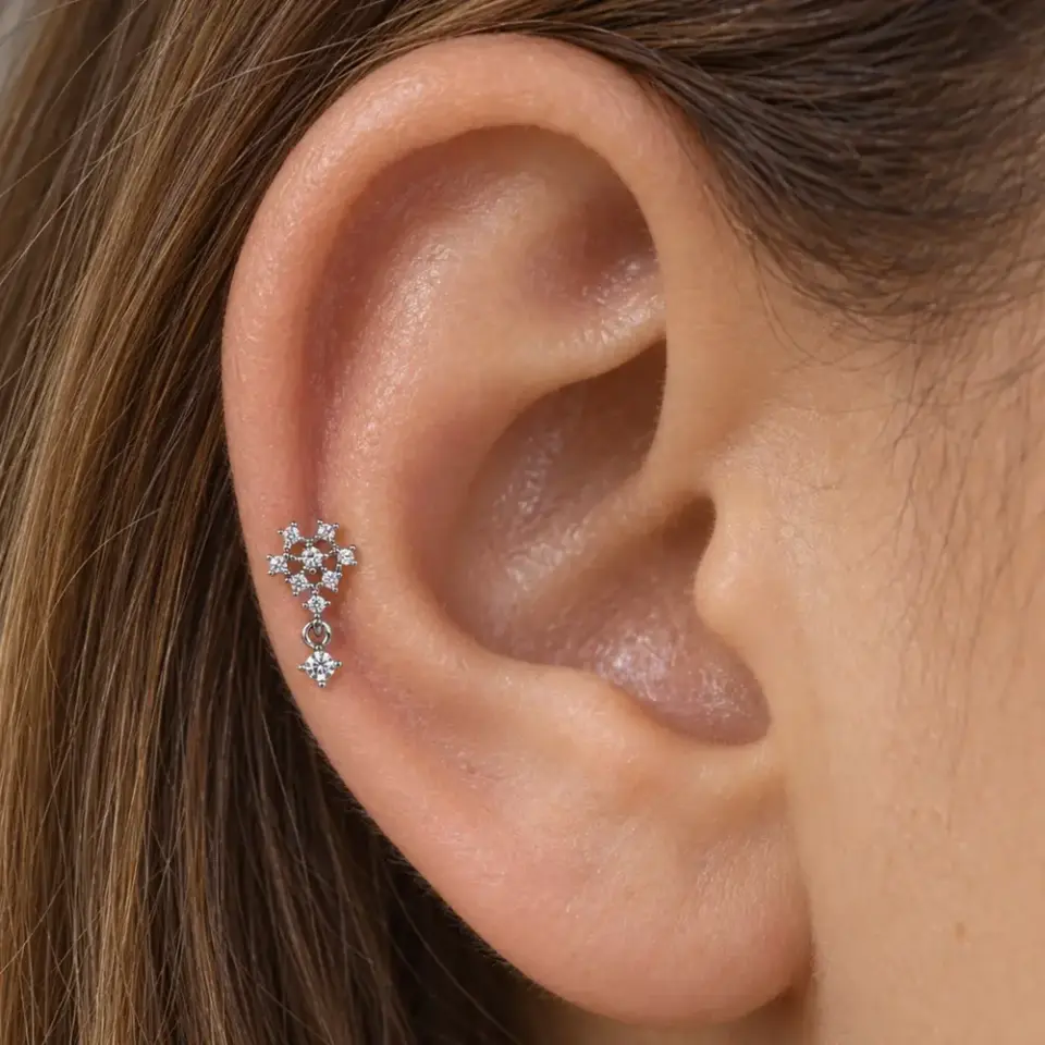 kozmik-cicek-helix-piercing-kulakta-durusu