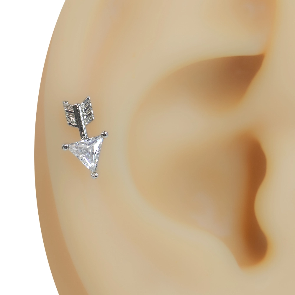 Kulak üzerinde sergilenen ok formunda zirkon taşlı gümüş renk tragus helix kıkırdak piercing
