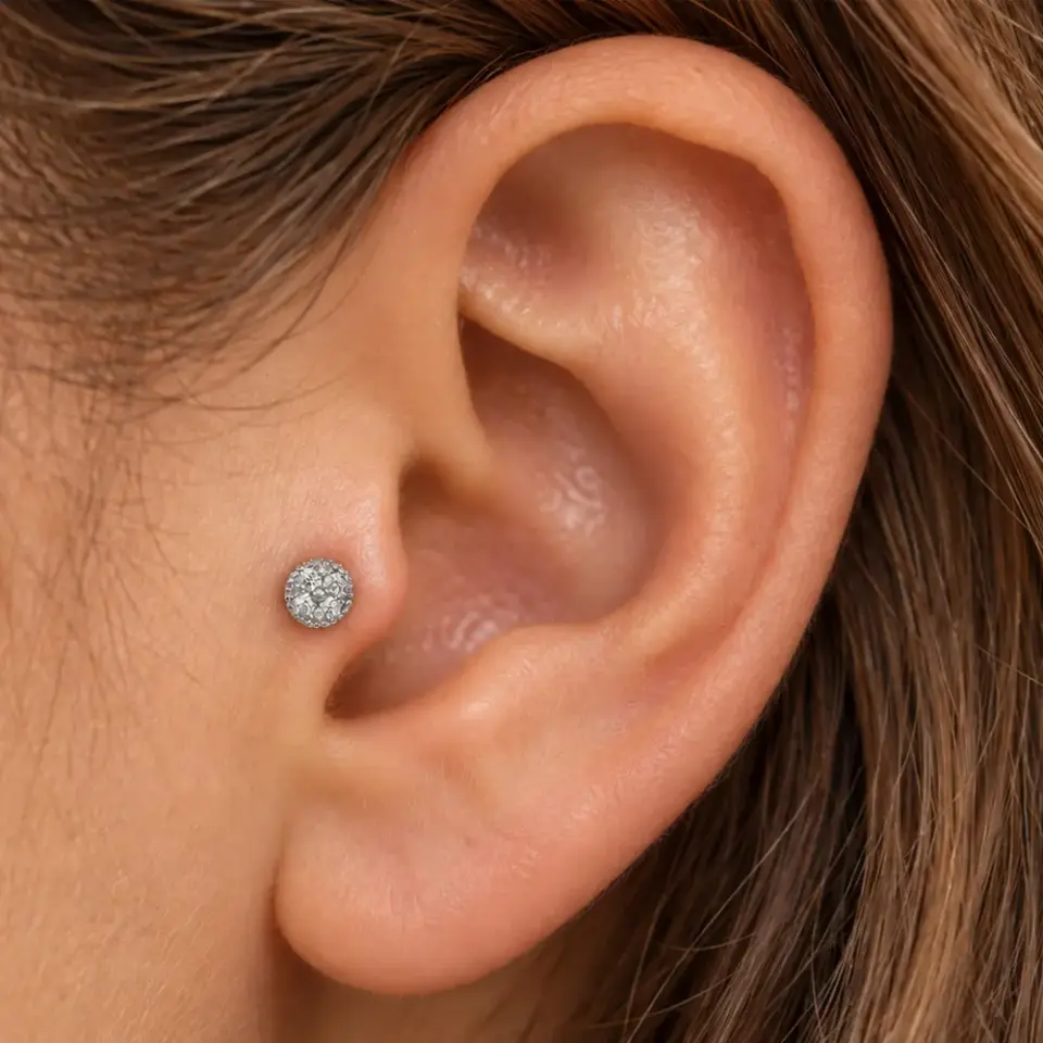 gece-piriltisi-tragus-piercing-kulakta-durusu