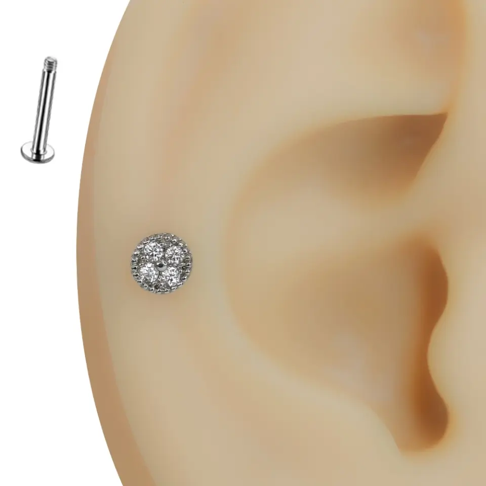 Kulak kıkırdağında sergilenen yuvarlak formlu gümüş renk Gece Pırıltısı tragus helix kıkırdak piercing