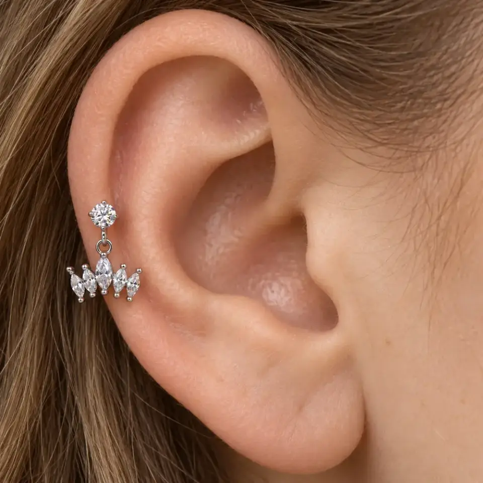 kralice-enerjisi-helix-piercing-kulakta-durusu