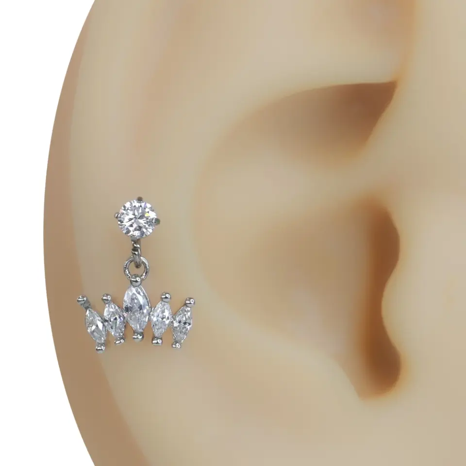Kulak üzerinde sergilenen taç formunda gümüş renkli Kraliçe Enerjisi tragus helix kıkırdak piercing