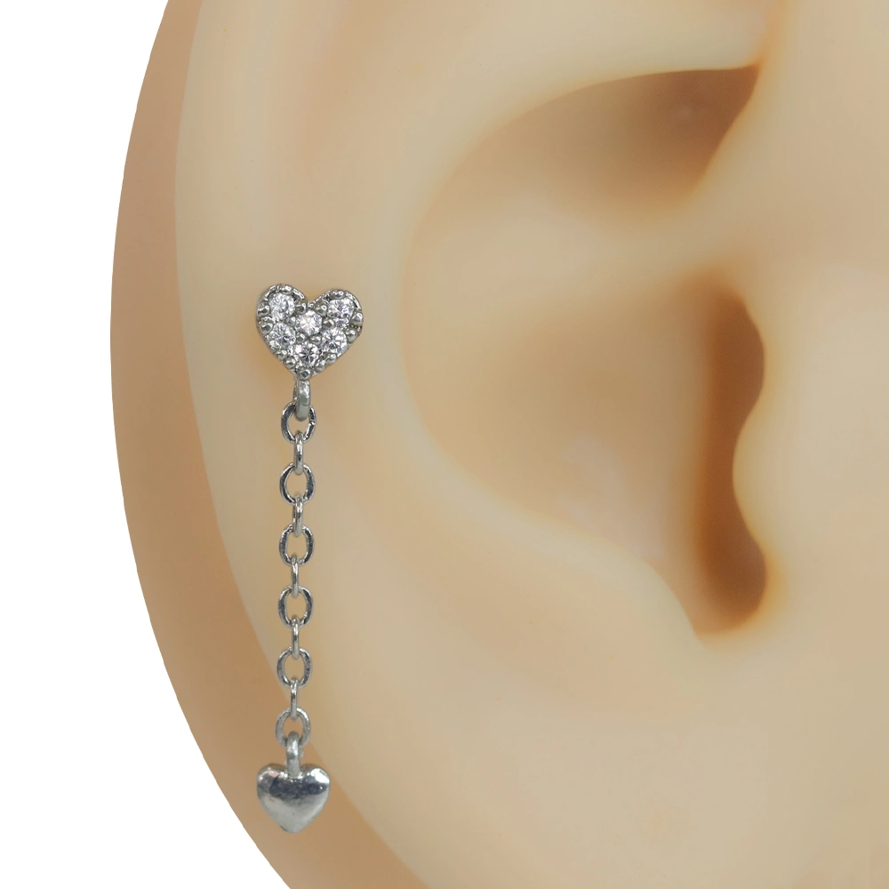 Kulak üzerinde sergilenen zirkon taşlı kalp figürlü gümüş renk Aşk Merdiveni tragus helix kıkırdak piercing