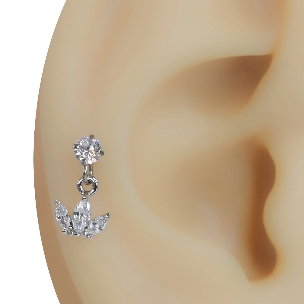 Kulak üzerinde sergilenen kanat formunda zirkon taşlı gümüş renk Aura Kanadı tragus helix kıkırdak piercing