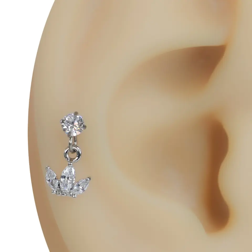 Kulak üzerinde sergilenen kanat formunda zirkon taşlı gümüş renk Aura Kanadı tragus helix kıkırdak piercing
