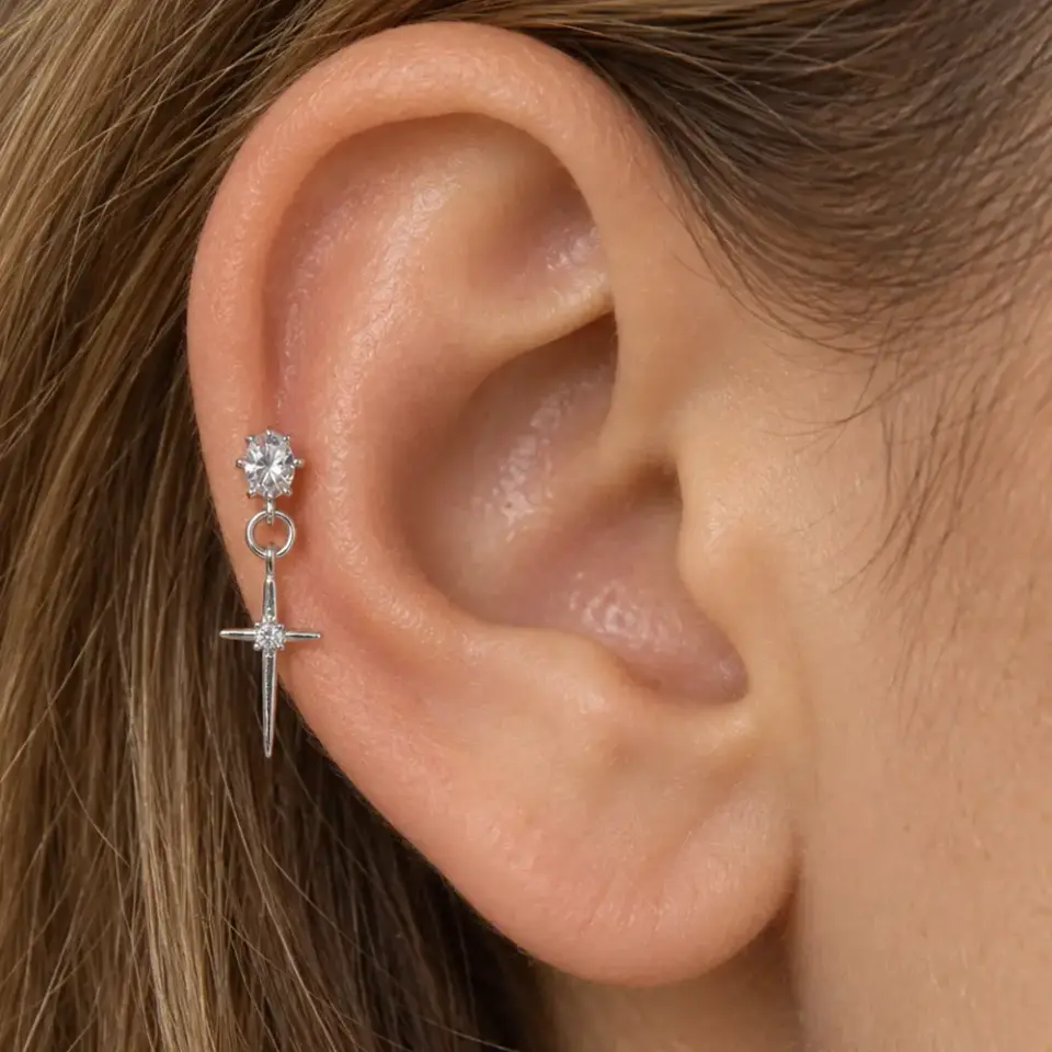 işigin-yolu-hac-helix-piercing-kulakta-durusu