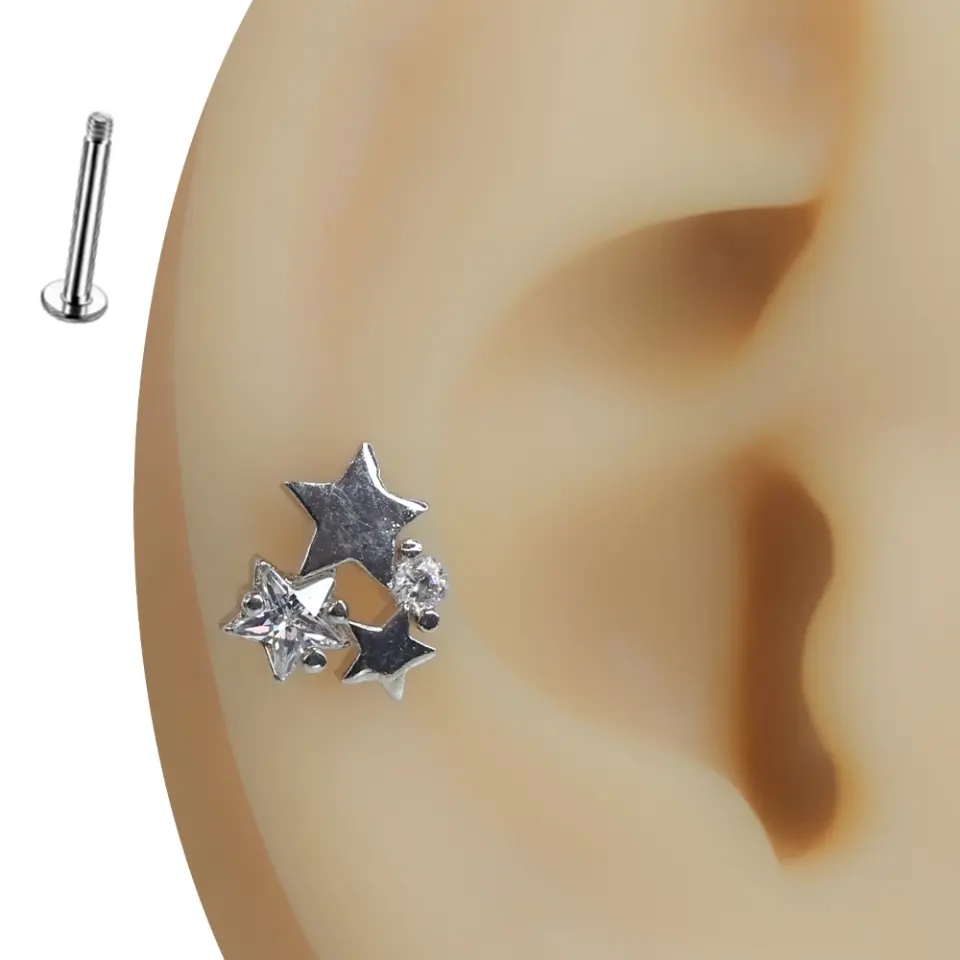 Kulak kıkırdağında sergilenen üçlü yıldız figürlü gümüş renk flatback tragus helix kıkırdak piercing