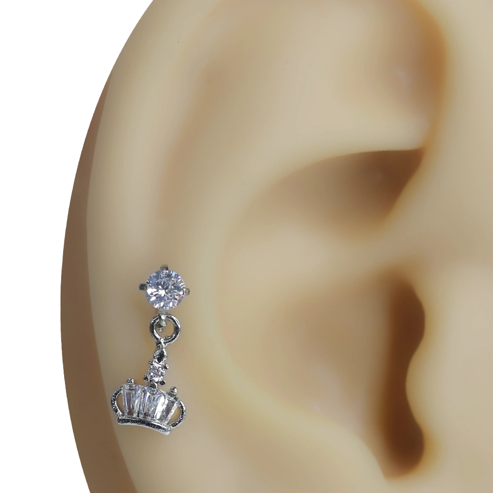 Gümüş renkli sallantılı taç figürlü zirkon taşlı tragus helix kıkırdak piercing kulak üzeri kombin görsel