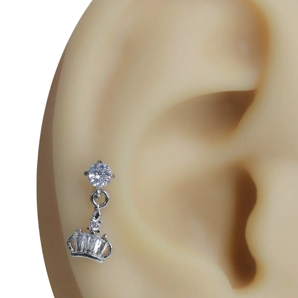 Gümüş renkli sallantılı taç figürlü zirkon taşlı tragus helix kıkırdak piercing kulak üzeri kombin görsel