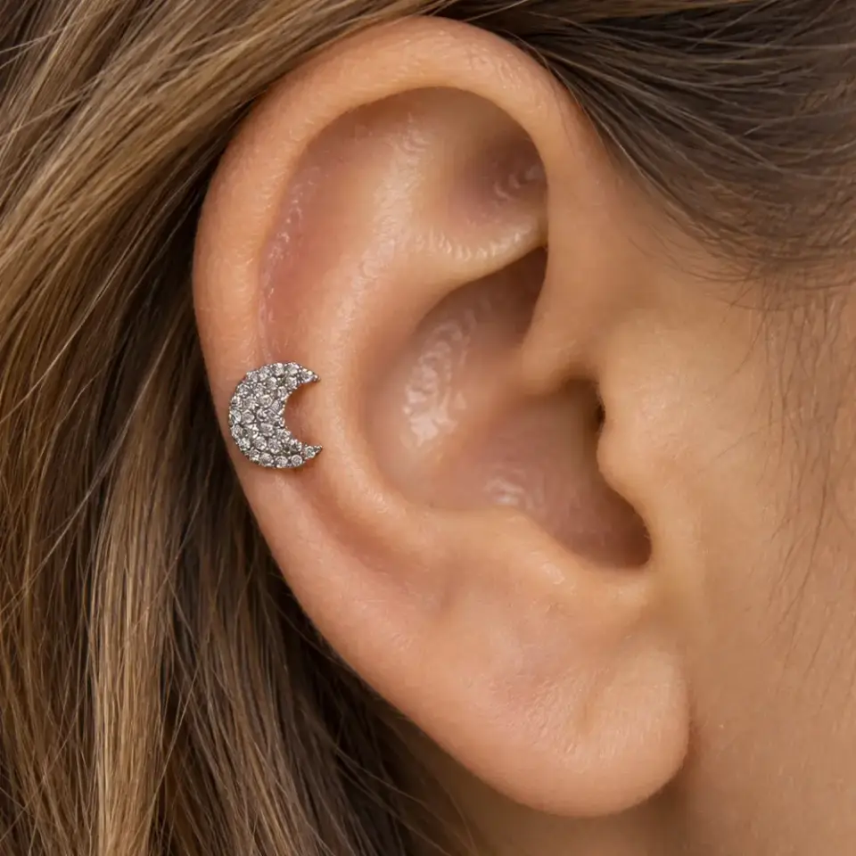 gece-masali-ay-helix-piercing-kulakta-durusu