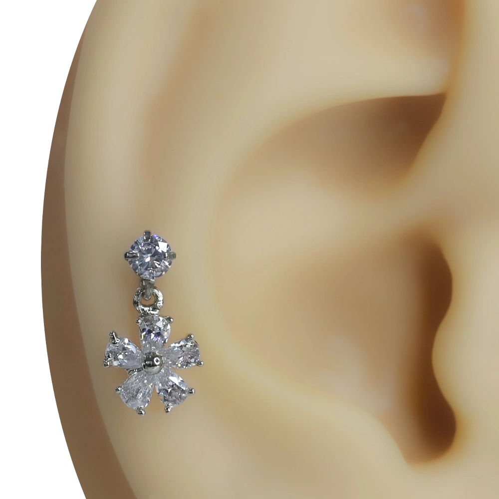 Gümüş renkli salkım çiçek figürlü zirkon taşlı tragus helix kıkırdak piercing kulak üzeri kombin görseli