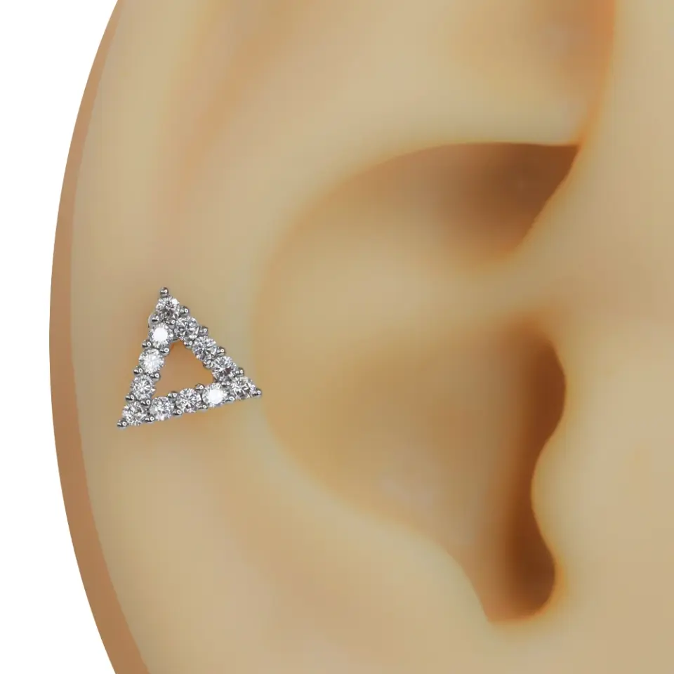 Kulağa takılmış Üçgen Pencere model zirkon taşlı tragus helix kıkırdak piercing