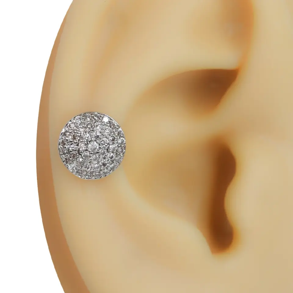 Kulağın kıkırdak kısmına takılmış Ateş Topu model yoğun zirkon taşlı tragus helix kıkırdak piercing