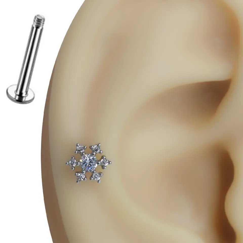 Gümüş renkli kar tanesi figürlü zirkon taşlı tragus helix kıkırdak piercing kulak üzeri görünümü