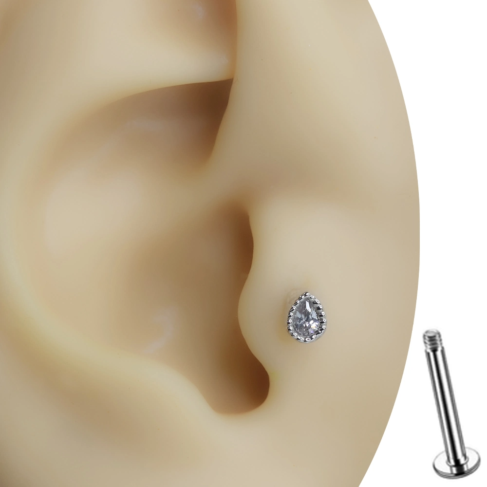 Gümüş renkli damla zirkon taşlı tragus helix kıkırdak piercing kulak kombin görseli