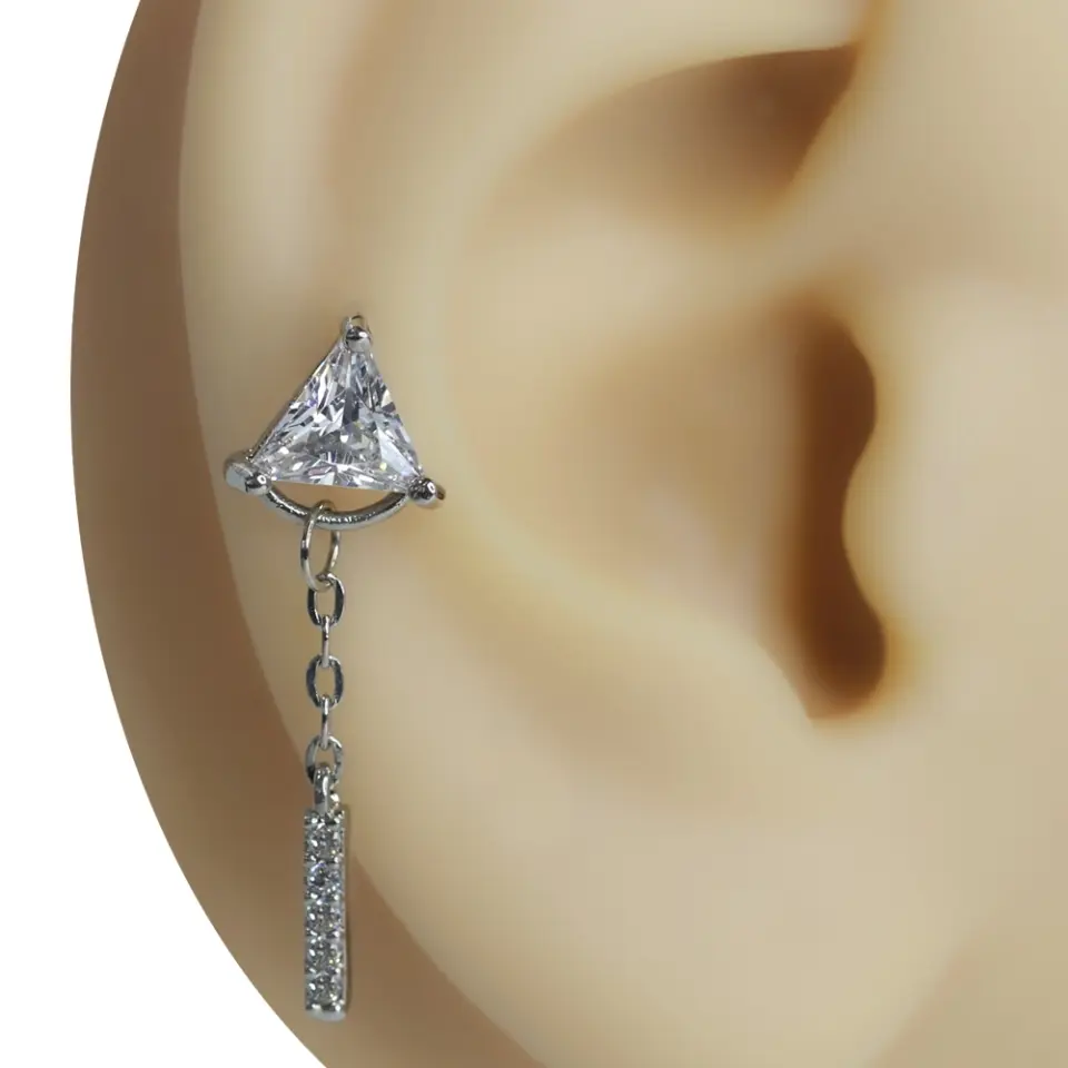 Kulak üzerinde sergilenen üçgen zirkon taşlı sallantılı gümüş renk tragus helix kıkırdak piercing