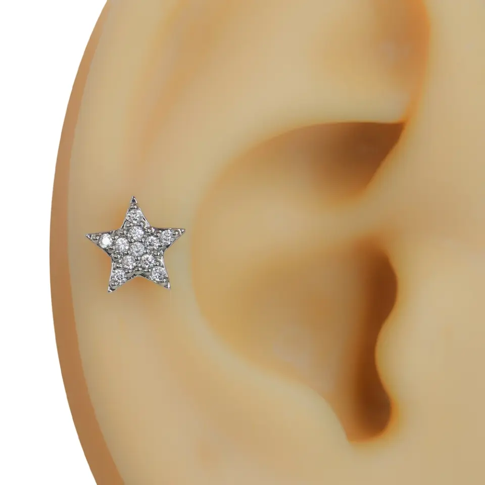 Kulak kıkırdağı üzerinde sergilenen zirkon taşlı göksel Yıldız model tragus helix kıkırdak piercing
