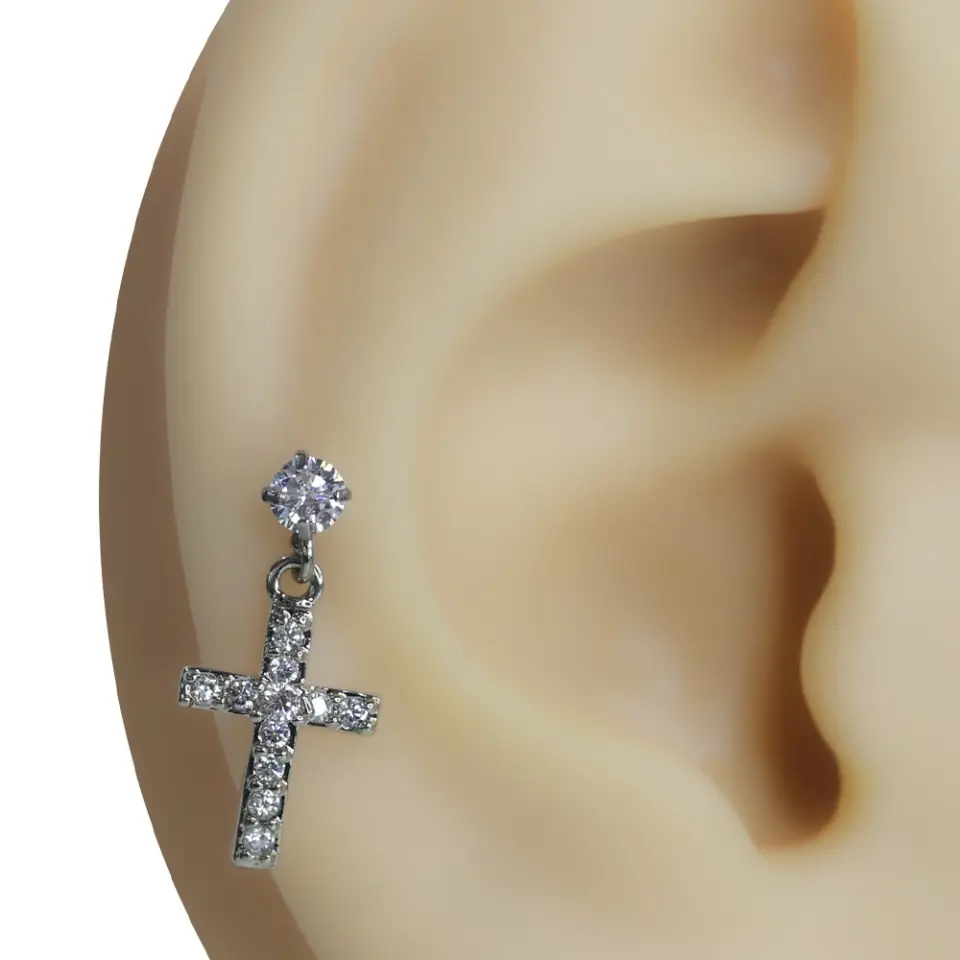 Gümüş renkli sallantılı haç figürlü zirkon taşlı tragus helix kıkırdak piercing manken üzerinde görünümü