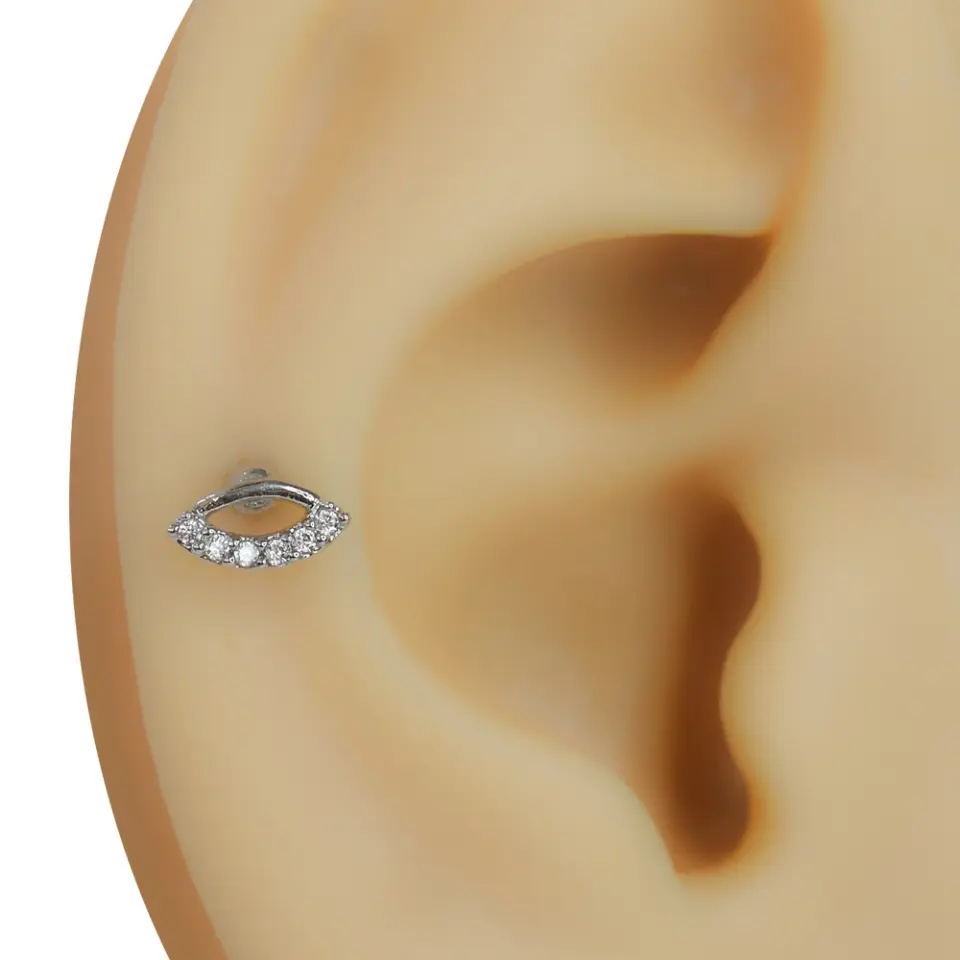 Kulağın iç kıkırdak kısmında sergilenen badem formlu Işıltılı Göz model tragus helix kıkırdak piercing