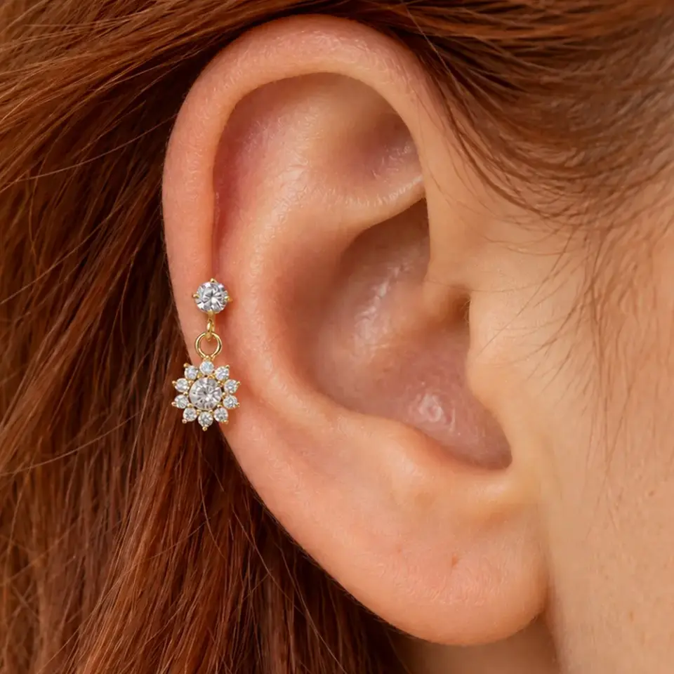 cicek-sallantili-helix-piercing