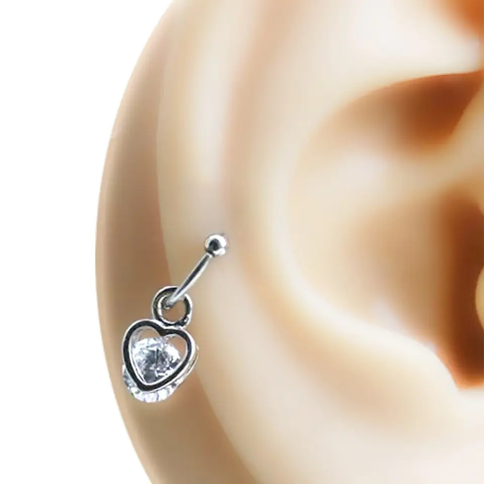 Işıltılı Aşk gümüş rengi tragus helix kıkırdak piercing kulak üzerinde görünümü