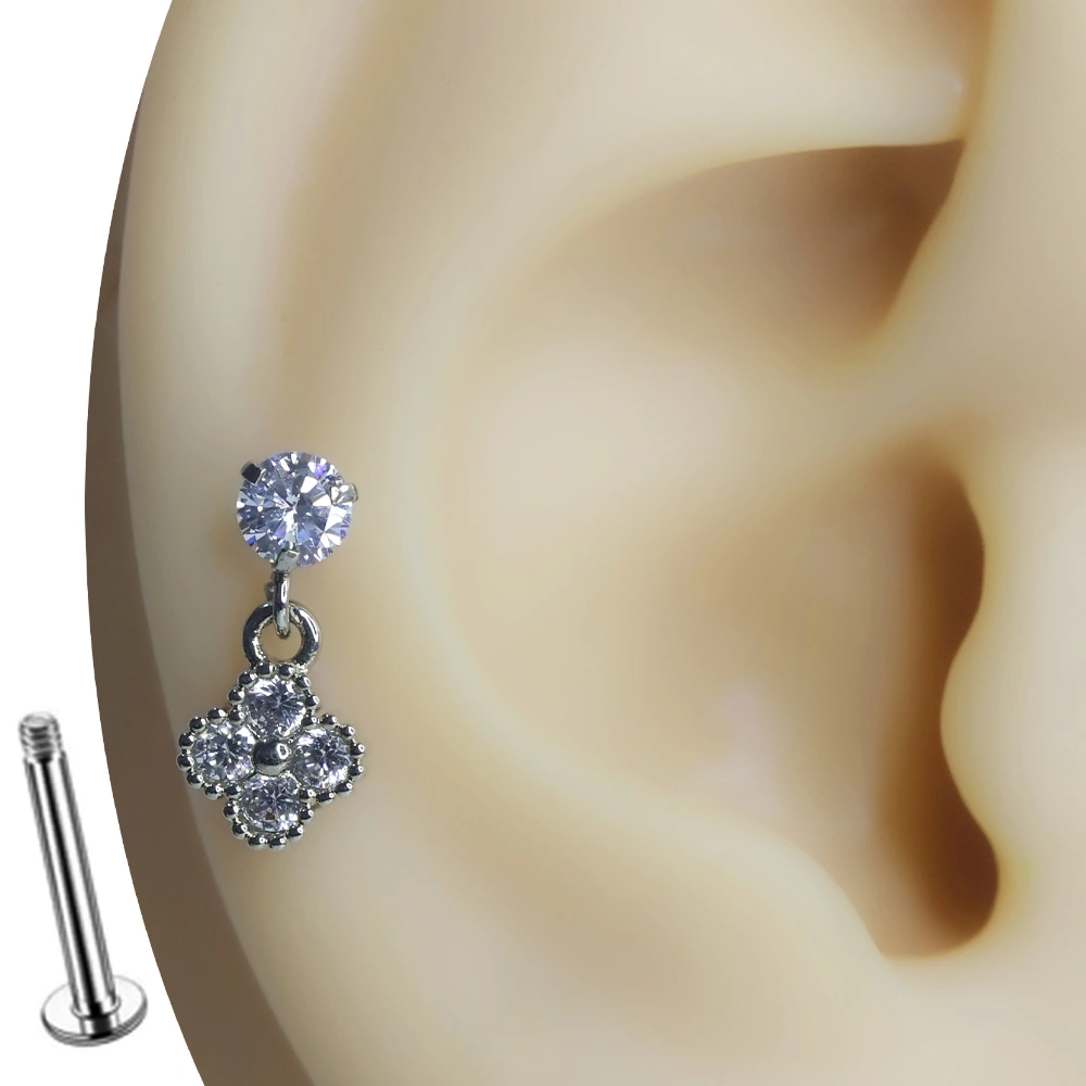 Bahar Işıltısı gümüş rengi tragus helix kıkırdak piercing modelinin kulaktaki şık duruşu