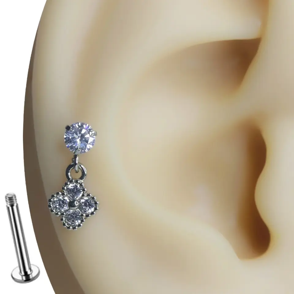 Bahar Işıltısı gümüş rengi tragus helix kıkırdak piercing modelinin kulaktaki şık duruşu