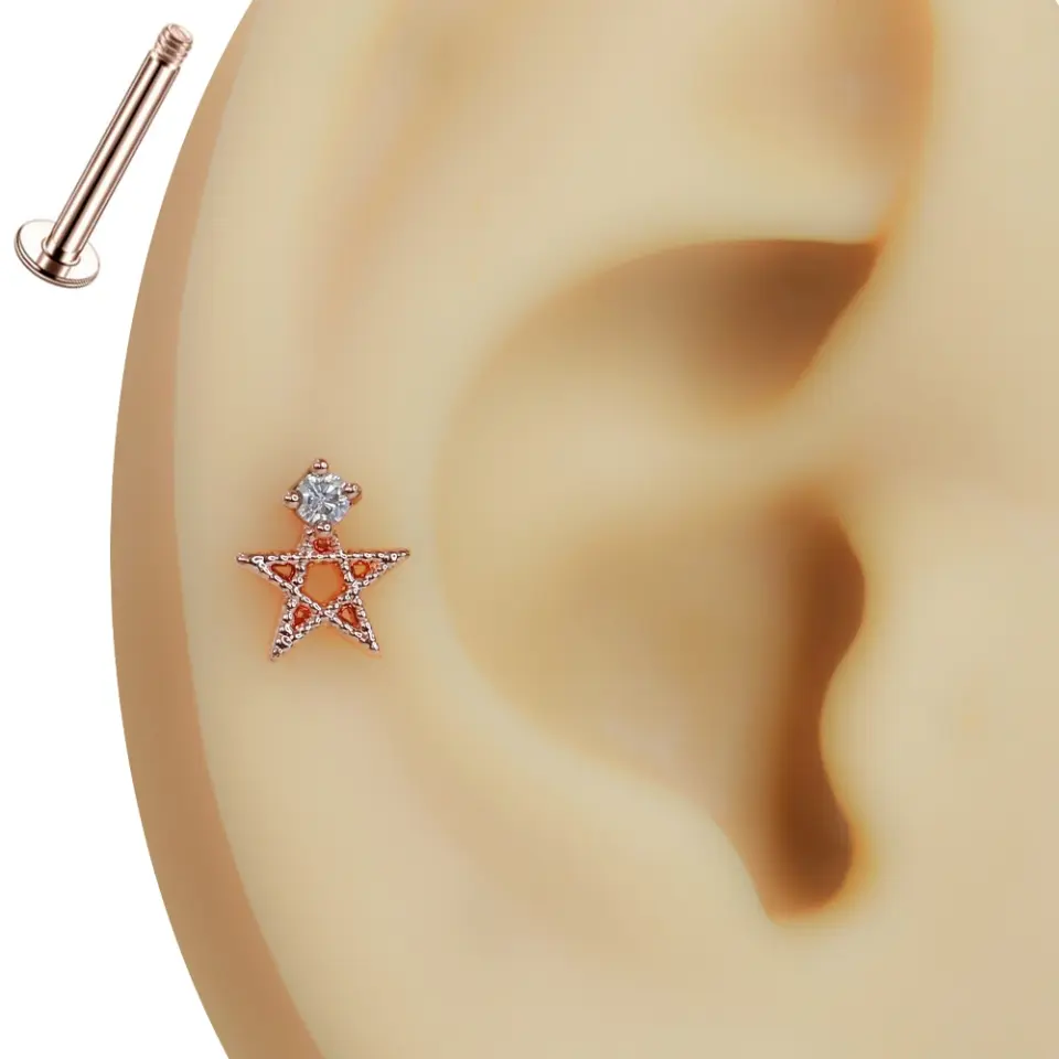 Kulak üzerinde sergilenen rose rengi zirkon taşlı flatback Yıldız model tragus helix kıkırdak piercing