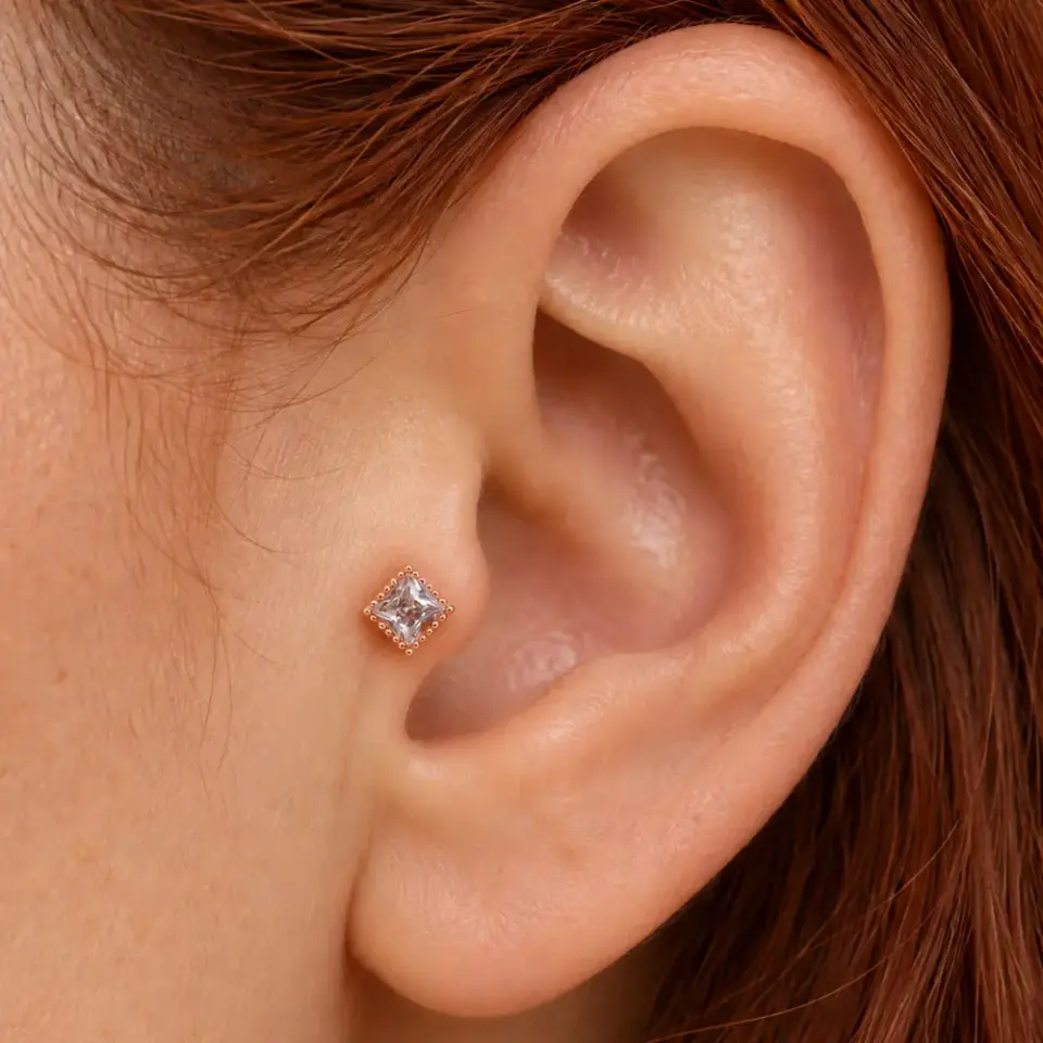 kare-tas-tragus-piercing