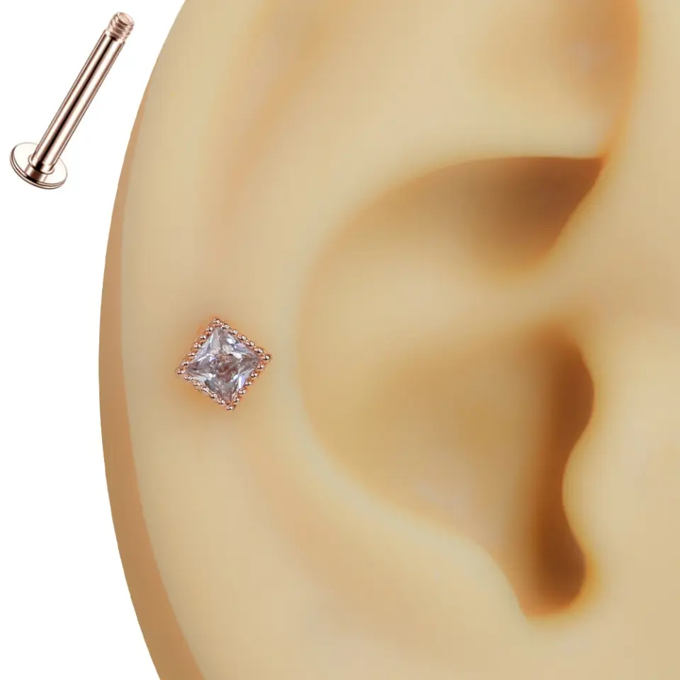Kulağa takılmış zirkon taşlı kare rose tragus helix kıkırdak piercing modeli