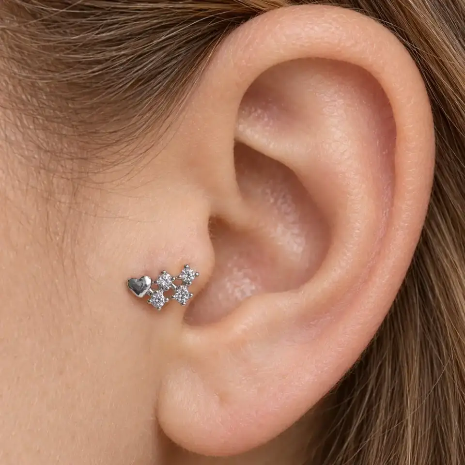 tasli-kalp-tragus-piercing-kulakta-durusu