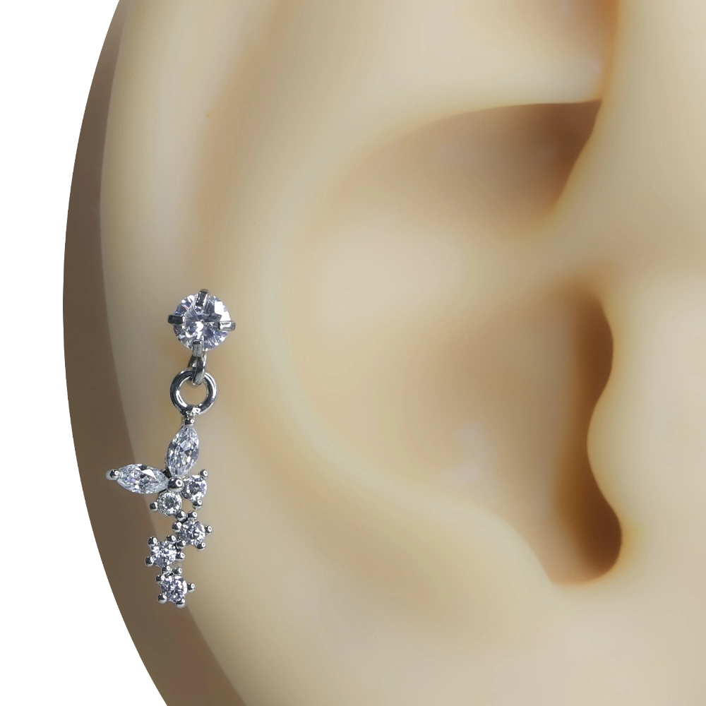 Doğanın Dönüşümü gümüş rengi sallantılı tragus helix kıkırdak piercing modelinin kulaktaki zarif duruşu