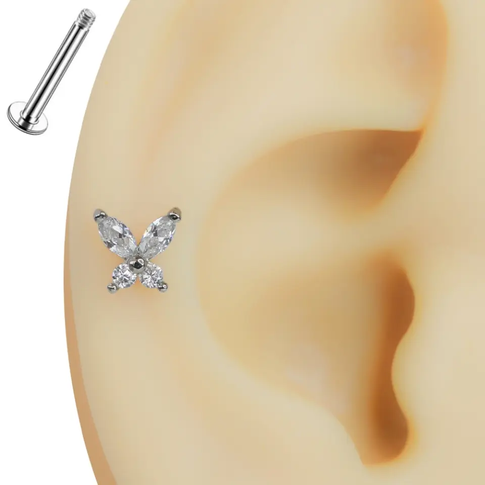 Kulağa takılmış zirkon taşlı kelebek gümüş rengi tragus helix kıkırdak piercing modeli