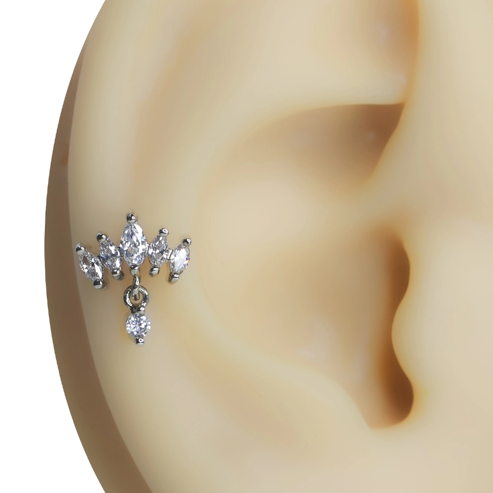 Işıltılı Lotus gümüş rengi tragus helix kıkırdak piercing modelinin kulakta sergilediği estetik duruş