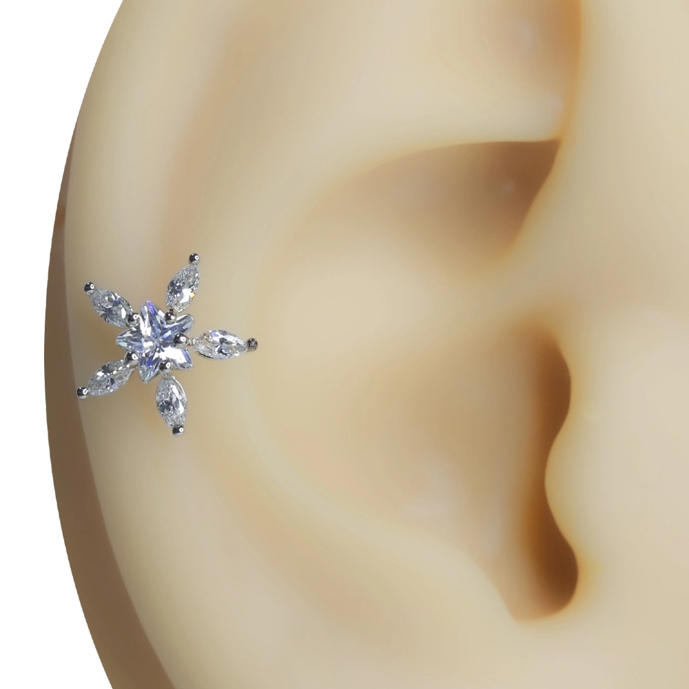Gümüş Kar kar tanesi formlu tragus helix kıkırdak piercing modelinin kulak kıkırdağındaki zarif görünümü