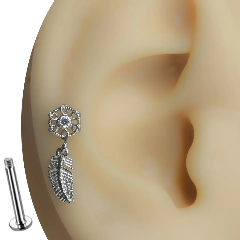 Düş Kapanı gümüş rengi tragus helix kıkırdak piercing modelinin kulaktaki bohem duruşu