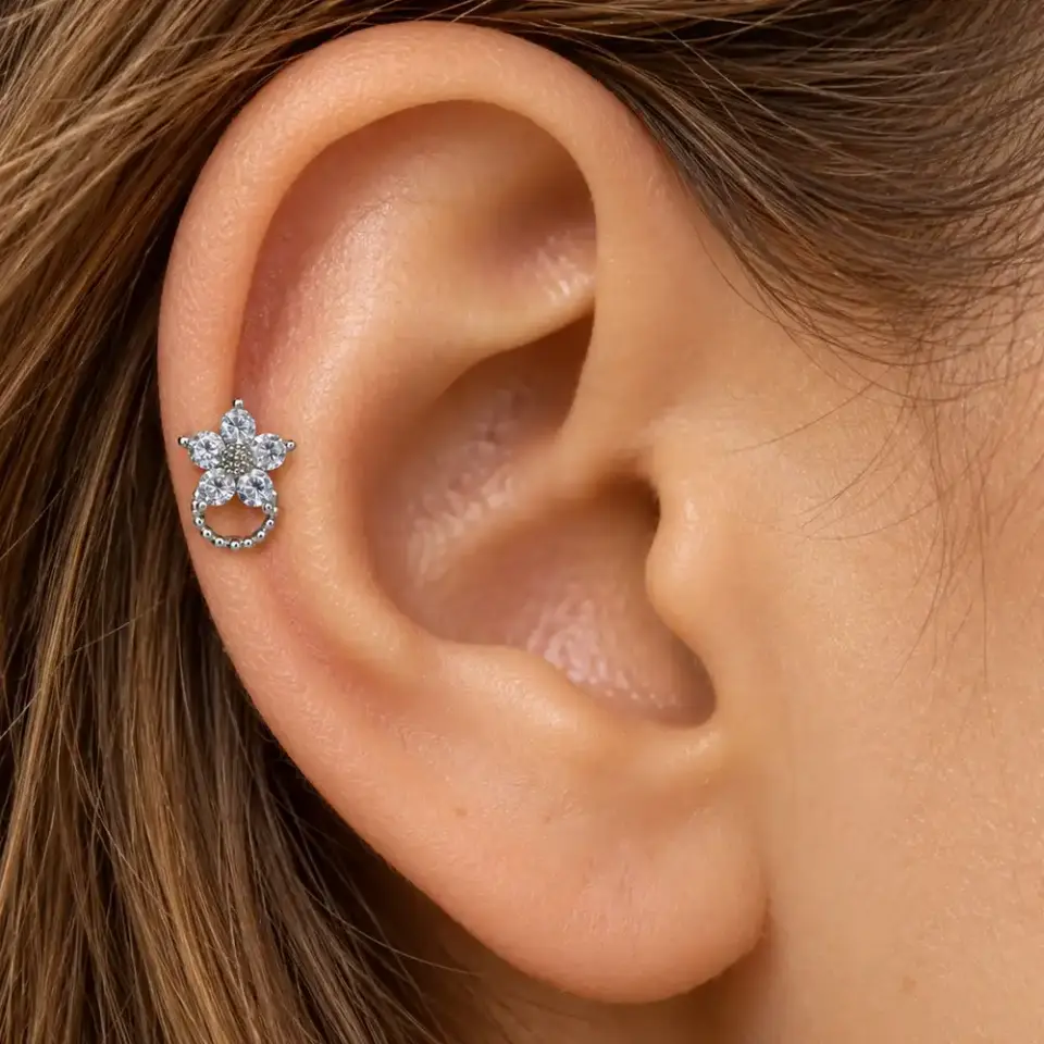 cicek-helix-piercing-kulakta-durusu