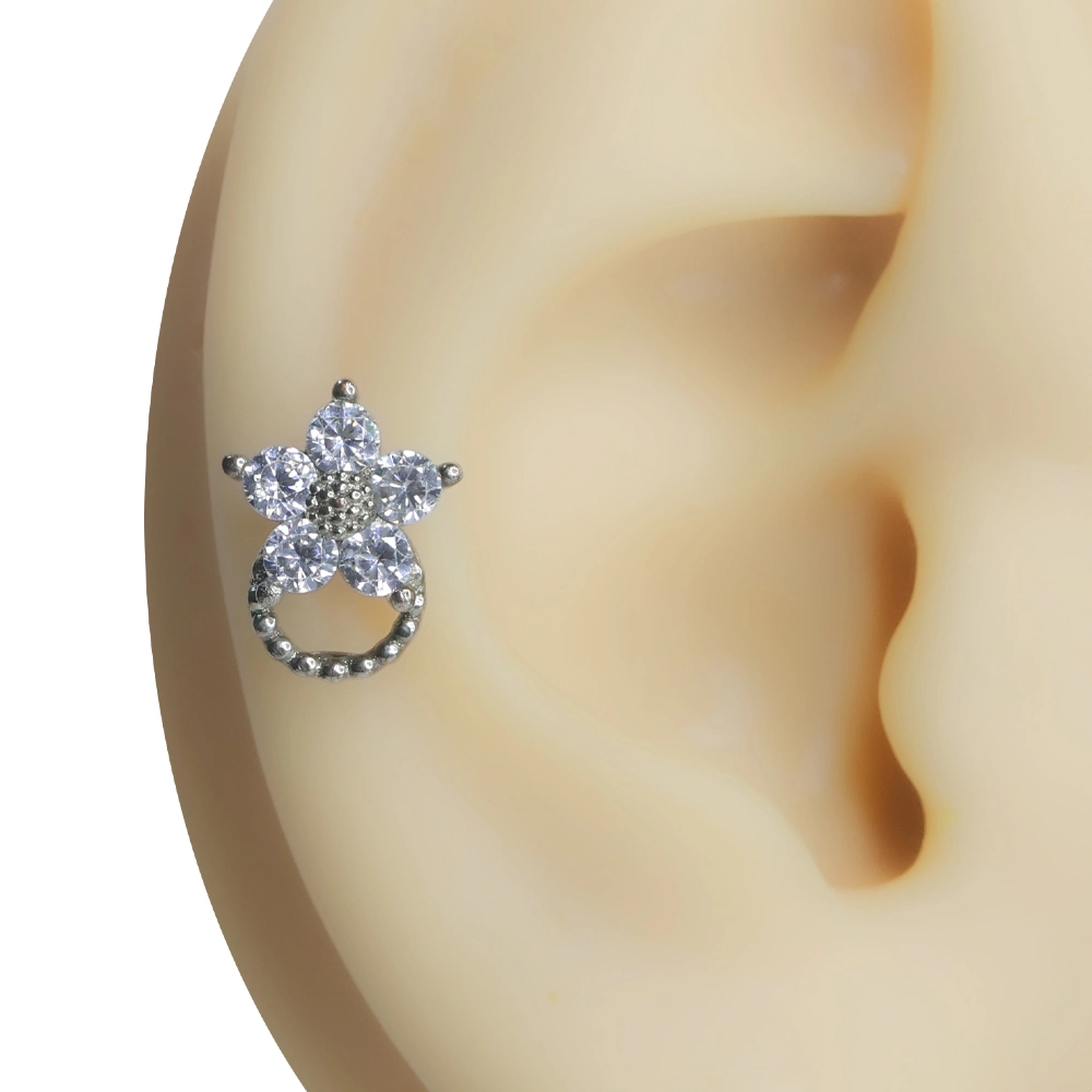 Kalbin Ritmi gümüş rengi sallantılı kalp tragus helix kıkırdak piercing modelinin kulak kıkırdağındaki zarif duruşu