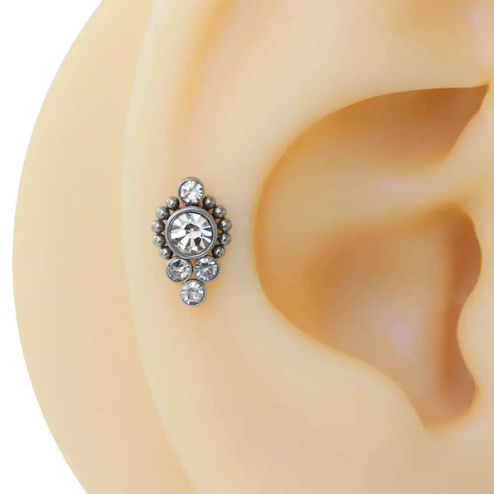 316L cerrahi çelik anti-alerjik çiçek formlu zirkon taşlı helix küpesi.