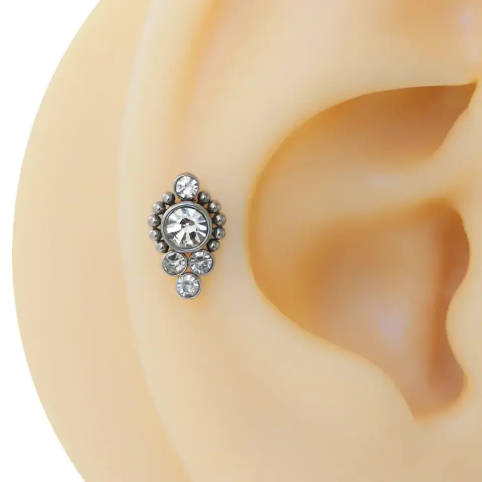 316L cerrahi çelik anti-alerjik çiçek formlu zirkon taşlı helix küpesi.