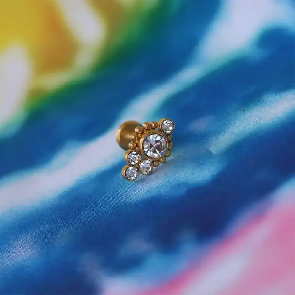 316L cerrahi çelik gold piercing flatback (arkası düz) vidalı sistem detayı.