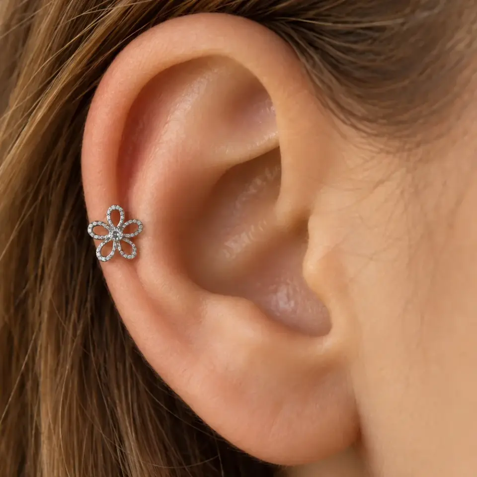 cicek-helix-piercing-kulakta-durusu